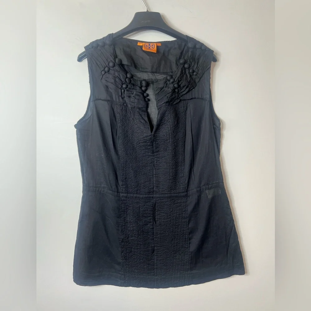 TORY BURCH NAVY BLUE SCALLOPED COVERBUTTONS‎ SLEEVELESS BLOUSE SIZE 10